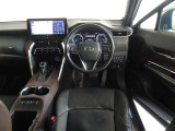 革巻きステアリングで快適な操作性の運転席です。