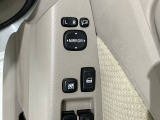 狭い駐車場で便利な電動格納ドアミラーが付いています。