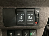 【両側パワースライドドア】両側がパワースライドドアになっており、運転席のスイッチやスマートキーでも開閉が可能です!開口部も広いので乗り降りも楽々♪