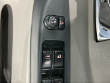 狭い駐車場で便利な電動格納ドアミラーが付いています。