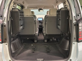リア席を倒せば広々とした空間の出来上がり!床が低くフラットになり、天井までの高さがありますので積載が便利です。