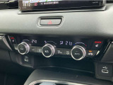 オートエアコンは左右席で独立温度コントロールが可能です。シートヒーター付きで、冷えた車内でもスイッチを押せば数秒で座面と背もたれがあたたかくなります。