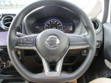 オーディオ操作も手元で出来るステアリングスイッチも付いています。