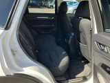 リアシートも厚みのあるシートでホールド感があり、長距離のドライブでも疲れを少なくさせてくれます。
