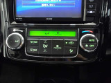 オートエアコンです。車内を設定温度に保ち、快適空間をキープします。