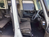 フロントシートです!!ベンチシートなので座席の移動もスムーズに出来ます!!足元も広く運転も楽ですよ!!