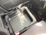 助手席の下は収納スペースです☆