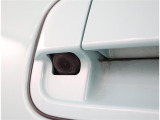 バックカメラが付いているので後方確認が非常にしやすいです。今や運転初心者も熟練者も必須装備!ついていて損はないですね♪