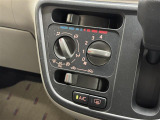 【エアコン】空気の入れ替え、快適な車内環境づくりの必須装備。エアコンちゃんとついてます。ダイヤル式で直感的な操作ができますね!