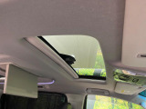 【サンルーフ】開放感たっぷりの希少装備、サンルーフが装着されています!車内に明かりを取り入れたり景色を楽しむ以外にも、車内の空気も簡単に換気できて快適です!