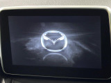 【8インチマツダコネクト】車内の雰囲気にマッチした大型のディスプレイ。スマホ接続でのナビ使用やBluetooth再生等、様々な機能が楽しめます。直感的なダイヤル操作が可能で、使い勝手も良好です。