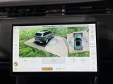 サラウンドカメラ(360&deg;カメラ) 車載のカメラを駆使し、車を真上から見下ろしている映像に変換、センターディスプレイに表示させ、安全な駐車をサポート。縦列駐車や狭い場所への駐車に大きく役立ちます。