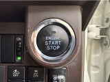 エンジンスタートボタンです。キーが車内にあれば、エンジンの始動・停止はブレーキを踏んでスイッチを押すだけ!キーを取り出す手間を省き、ワンプッシュでエンジンを操作するので簡単でスムーズです。