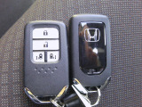 スマートキー付。キーを取り出さなくてもドアロックの施錠・開錠、エンジンの始動が出来ます。雨の日や荷物の多い日にとても便利ですね。