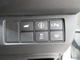 パワーテールゲートの開閉、パーキングセンサーや横滑りを防ぐVSA等のスイッチ類は運転席の右側、手の届きやすい位置にあります。