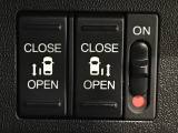 【両側パワースライドドア】両側がパワースライドドアになっており、運転席のスイッチやスマートキーでも開閉が可能です!開口部も広いので乗り降りも楽々♪