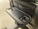折りたたみ式の【シートバックテーブル】限られた空間を有効活用。車内の家族時間をもっと快適に。