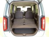 リアシートを倒すと、ラゲッジスペースを広くお使いいただけます!
