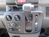 シフトとエアコンです。ダイヤル式のマニュアルエアコンになります。シンプルで使いやすい!