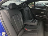 後席も使用感はさほど感じず、運転席・助手席同様に清潔感があります。後席シートもしっかりと作り込まれていますので、座り心地も悪くありません。是非、実車にてご確認下さい。