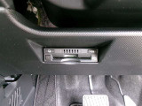 ETC車載器を装備しています。高速道路の料金所もストレスなく通行できます。すっきりとしたビルトインタイプですよ。