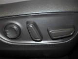 運転席はパワーシートです。シートポジションの微調整を簡単に行えます。