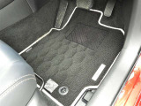 フロアマットも綺麗にクリーニングされています。