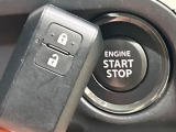 【キーレススタートシステム】カバンやポケットに入れたままでもドアの施錠・解錠が可能なスマートキーを装備。エンジンのオン・オフ時もカギを取り出す必要が無いからとっても便利です♪