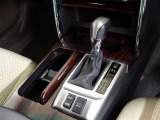 操作が楽なフロアシフト、インパネ周りもすっきりしています。