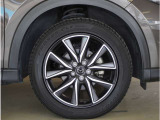 【純正アルミホイール】外観にマッチした純正アルミホイールを装着しております。ノーマルタイヤ、スタッドレスタイヤも広島マツダにお任せください。