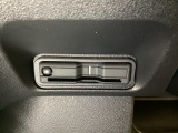 ハンドルの左下にETCがついています。高速道路の料金所の通過も楽々です。 カードの取り出しもしやすい場所についています。