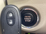 【キーレススタートシステム】カバンやポケットに入れたままでもドアの施錠・解錠が可能なスマートキーを装備。エンジンのオン・オフ時もカギを取り出す必要が無いからとっても便利です♪