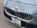 左右のキドニー・グリルの中心にはBMWのエンブレムが鎮座し、個性を放つデザイン性を兼ね備えました。