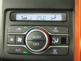 オートエアコン装備。希望の温度を設定すると、風量を自動で調整してくれます!