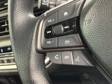 ステアリングにオーディオ操作スイッチが付いています。オーディオ画面に直接タッチしなくても操作が出来ますので、運転に集中できます。