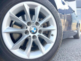 ●純正16インチアルミホイール:輸入車ならではの卓越した走りを支えるホイールと足回りです!日本車の走りに慣れている方にもぜひ体感して頂きたいほど、高いレベルでまとまっています!