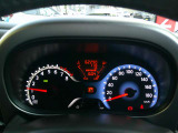 スピードメーターはシンプルなデザインで見やすいです。タコメーター(エンジン回転数)もございますよ。