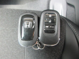 スマートキー付。キーを取り出さなくてもドアロックの施錠・開錠、エンジンの始動が出来ます。雨の日や荷物の多い日にとても便利ですね。