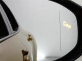 隣車線を走る車両をレーダーで検知し、ドアミラーでは確認しにくい後側方エリアに存在する車両に加え、急接近してくる車両も検知します。車両を検知するとドアミラーに搭載されたLEDインジケーターが点灯します。