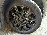 右まえ。純正18インチアルミホイール装備です