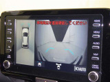 パノラミックビューモニターシステムが付いているので車の上から見た映像が確認できますよ。 一目で車両周辺の情報を確認できますが、直接安全をご確認下さい。