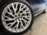 ●純正20インチアルミホイール:輸入車ならではの卓越した走りを支えるホイールと足回りです!日本車の走りに慣れている方にもぜひ体感して頂きたいほど、高いレベルでまとまっています!