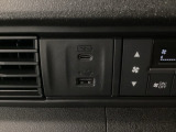 スマートフォンなどの充電に便利なUSBジャック。運転席からも助手席からも使いやすいです。