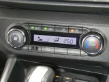 【オートエアコン】車内温度を感知して自動で温度調整をしてくれるのでいつでも快適な車内空間を創り上げます!どの席に座っても快適なドライブが楽しめます♪