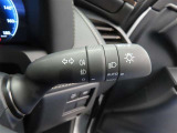 スイッチをオートに設定しておけば、車外の明るさに応じて自動的にヘッドランプを点灯・消灯します。夕暮れ時やトンネルの続く山道などを走行する時に便利なコンライトを装備しています。