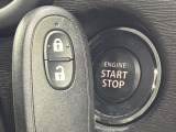 【キーレススタートシステム】カバンやポケットに入れたままでもドアの施錠・解錠が可能なスマートキーを装備。エンジンのオン・オフ時もカギを取り出す必要が無いからとっても便利です♪