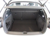 奥行きがあり容量十分なトランクスペースは後席を倒してトランクスルーも可能です