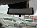 インテリジェントル-ムミラ-付です。切り替えレバーで車両後方の映像をミラーに映し出すので車内の状況や天候に左右されず、とっても見やすいです!