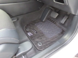 【フロントのフロアマット】前席は純正フロアマット付きです。大きな汚れもなく、使用感も少なめで綺麗な状態です。