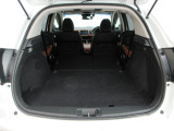 リヤシートを畳むと荷室がさらに広くなります。
